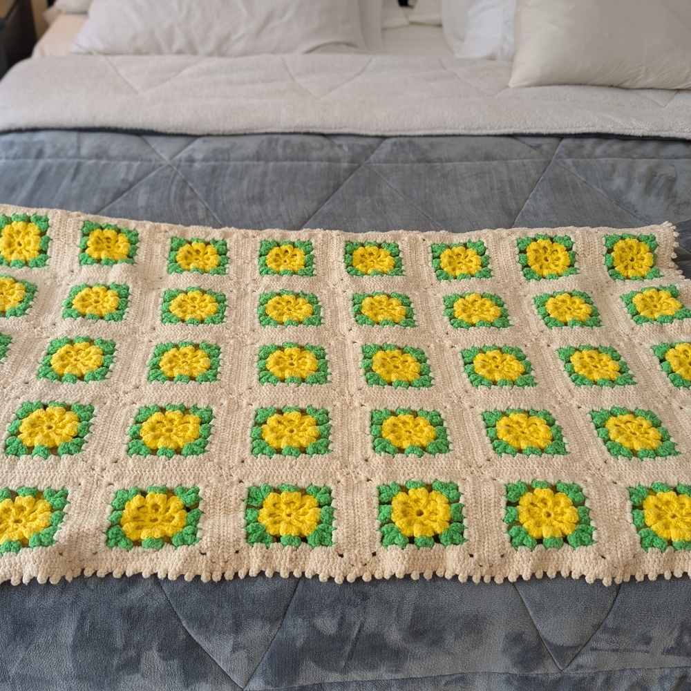 Vintage Handmade Blanket, Yellow Crochet Daffodil Granny Square Blanket, Throw - Picture 12 of 12